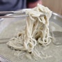 닐리리 손 칼국수 - 쫄깃한 면발과 시원한 국물맛이 일품.