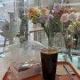 [ 카페스물하루x꽃꼬마] 꽃들 속에서 여유롭게 커피 한잔 해요♪