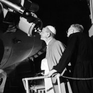 1969년, 아폴로 11호의 달 착륙지점을 관찰하는 교황 바오로 6세