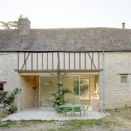 돌과 목재구조의 오래된 농가를 새롭게 변신시킨 프랑스 주택