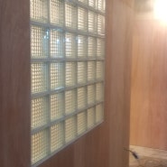 안정감 있는 깔끔한 배열의 창 인테리어 : 칸디무늬 유리블럭