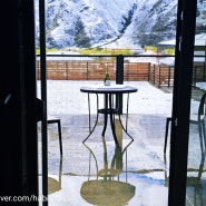 눈오는 카즈베기가 좋은 이유? 아름다운 테라스가 있는 Hotel Misty Mountain(카즈베기숙소, 조지아여행, 카즈베기여행,카즈베기가성비호텔)