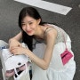 채령 일본 여행룩 패션 픽한 보테가베네타 핑크 파우치 크로스백 가방 최신가격은?