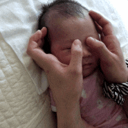 신생아 아기 눈곱이 많이 끼는 이유?..ㅠㅠ 눈물샘 마사지 방법은?