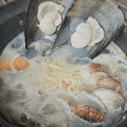 [대부도] DBB 대형 해물칼국수집 | 오븐치즈감자전 | 새우튀김 | 카페느낌식당 잔디밭식당