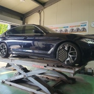 BMW G30 , 주행중에 핸들이 떨린다고 얼라인먼트 점검을 해달라고 차를 탁송으로 보내셨습니다.