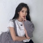 아이유 뉴발란스 신발 1906R, 모자 티셔츠 더플백 가방 정보