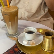 모스타르에서 카페에서 터키식 커피 맛보기