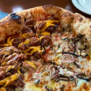 홍대 피자 맛집 ‘셔우드’ 에서 먹는 반반피자ㅣ 화이트머쉬룸ㅣ치폴레풀드포크