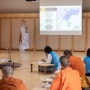 사람들이 괴롭지 않을 때 불교를 배우게 할 수는 없을까요?
