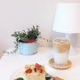 비건식탁~ 아침식사 풍경 토마토 포카치아와 카페라떼