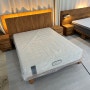 친환경 자재와 고급 목재로 만든 맞춤 제작 킹오브킹 침대 프레임