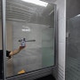 수영동 그레이스 아파트 8층 안방 공용 화장실 수건장 녹슨 거울 필름 시공
