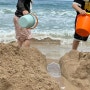 바깥놀이 아이와 바닷가 모래놀이 및 모래놀이 효과
