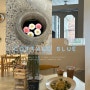 홍대/연남동 카페: 작은 유럽을 상상하게 만드는 갬성 브런치 카페 코티지 블루 ( 시나몬 크림 라떼 / 초콜릿 / 초리조 오일 파스타 / 애견 동반)