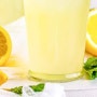 레몬의 효능-레몬은 여러 가지 면에서 건강에 좋은 과일입니다. 여기 레몬의 몇 가지 장점을 나열해 드리겠습니다.