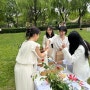 결혼식 이야기 ◦ ² 모두 흰옷을 입고 공원에 모인 날 (1편)