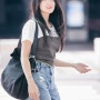 수수해서 더 이쁜 김혜윤 공항 패션 정보(가방, 티셔츠, 청바지, 샌들)