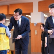 어린이 안전히어로즈와 함께 학교 앞 안전을 책임지겠습니다.