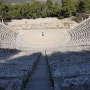 고대그리스와 로마에서 세운 극장은 떼아뜨르 그레코, 고대극장 또는 반원형 극장이다.