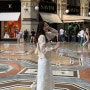 이탈리아 밀라노 비토리오 에마뉴엘레 2세 갤러리아 쇼핑센터에서의 5월 여행룩 코디