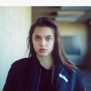 J’ardin studio 145 - Angelina jolie street style 90s