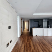 짙은 원목 디자인 마루의 클래식한 40평대 아파트 인테리어