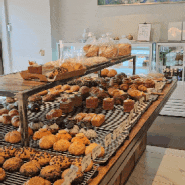 안양 카페 엘몽끄: 직접 굽는 다양한 빵 맛집, 삼덕공원 근처 대형 카페.