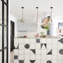 검은색, 흰색, 기하학적 타일이 매력적인 스칸디나비아 스타일 아파트