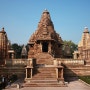 인도 여행/ 카주라호, 락슈마나 사원의 조각상 앞에서… Lakshmana Temple