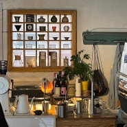 망원 올웨이즈 어거스트 - 빼곡한 커피 라인업과 차분한 분위기의 망원 최고 카페