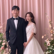 Wedding 17-4. 바이서정에서 웨딩촬영_핑크색 커텐 배경으로 꽃에 둘러싸이기