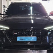 크롬 죽이기와 그릴 도색, 올 블랙으로 돌아온 e-tron sportback 55 quattro