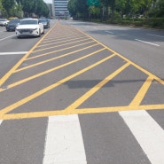 도로 안전지대 노란색 빗금과 노상 장애물 표시구간