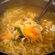 부천 칼국수 집, '작동 홍두깨 칼국수'. 감칠맛이 도는 국물에 달큰한 김치.