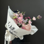 핑크빛 대형 꽃다발을 준비해 프러포즈를 하는 것은 로맨틱하고 감동적인 방법입니다~ 성공적인 프러포즈를 위해 몇 가지 팁을 알려드려 볼게요. - 광교, 수원 라비엔로즈 꽃집 -