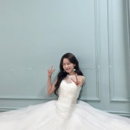 Wedding 17-4. 바이서정에서 웨딩촬영_민트색벽에서 하얀색 소파