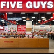 여의도 더현대 백화점_ 수제버거 'FIVE GUYS'의 불편한 맛있음