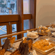강남역 카페 l 호랑가시 귀여운 빵과 매력적인 대형카페 후기