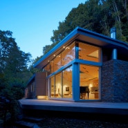 우거진 숲속 단아한 모습의 모던 주택 인테리어, 건축-Ross Residence