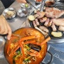 신당역맛집 신당육 루프탑에서 가족 점심식사 고기 신세트 홍게짬뽕라면 후기