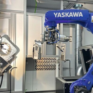 협동 작업 중인 Yaskawa Motoman 산업용 로봇