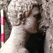 고대 로마의 하수구에서 발견된 헤르메스 조각상
