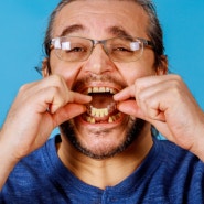 전주 치과 노년기 치아건강 관리와 올바른 틀니관리법