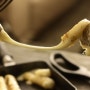 탄수화물과 치즈의 만남: 치즈 스틱과 감자 웨지