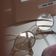 [Miu Regard] 처음으로 소개해드리는 미우미우: MiuMiu 로고 플레이가 돋보이는 선글라스. 메탈릭아이웨어