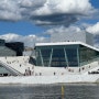 노르웨이 오슬로 오페라하우스. 겨울과는 양상이 다른 사람들의 물결