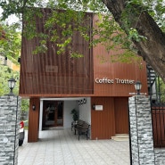 커피 트로터 (Trotter) 카페 , Kotturpuram 촉촉한 스콘
