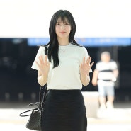 우아한 김지원 공항패션 보테가베네타 가방 파라슈트 30대 여자 명품백 가격은?