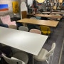 [테이블제작] 다양한 디자인테이블들이 전시되어있는 가구앳 양재점 쇼룸입니다.